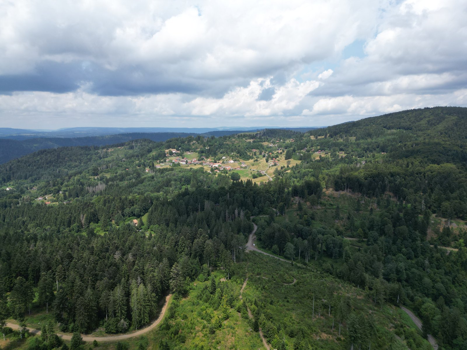 Panorama aérien des forêts et étangs des Vosges saônoises