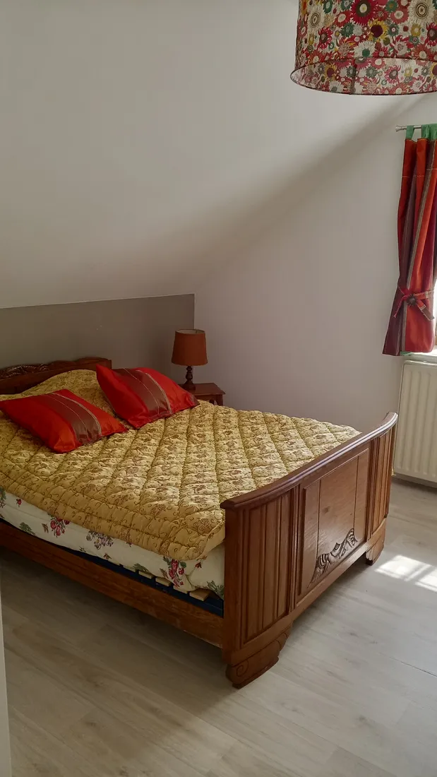 Chambre du gîte avec lit double et literie chaleureuse