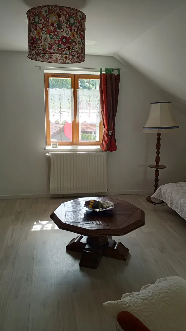 Coin salon avec table basse et fauteuil près de la fenêtre