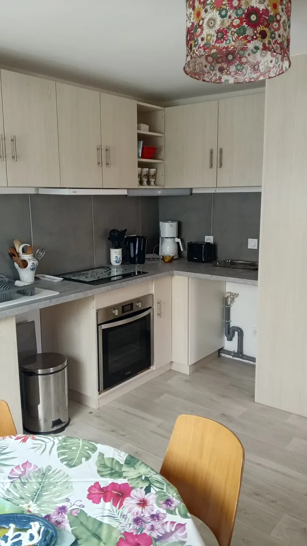 Cuisine du gîte vue depuis le coin repas