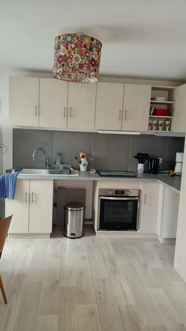 Cuisine équipée avec four, plaques de cuisson et évier