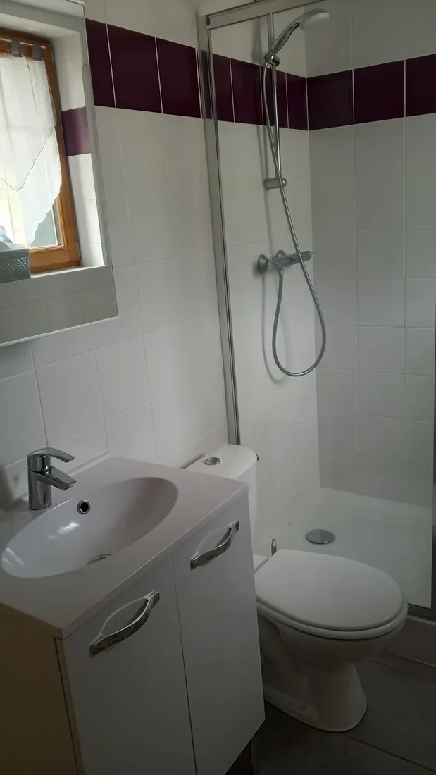 Salle de bain privative du gîte avec douche et meuble vasque