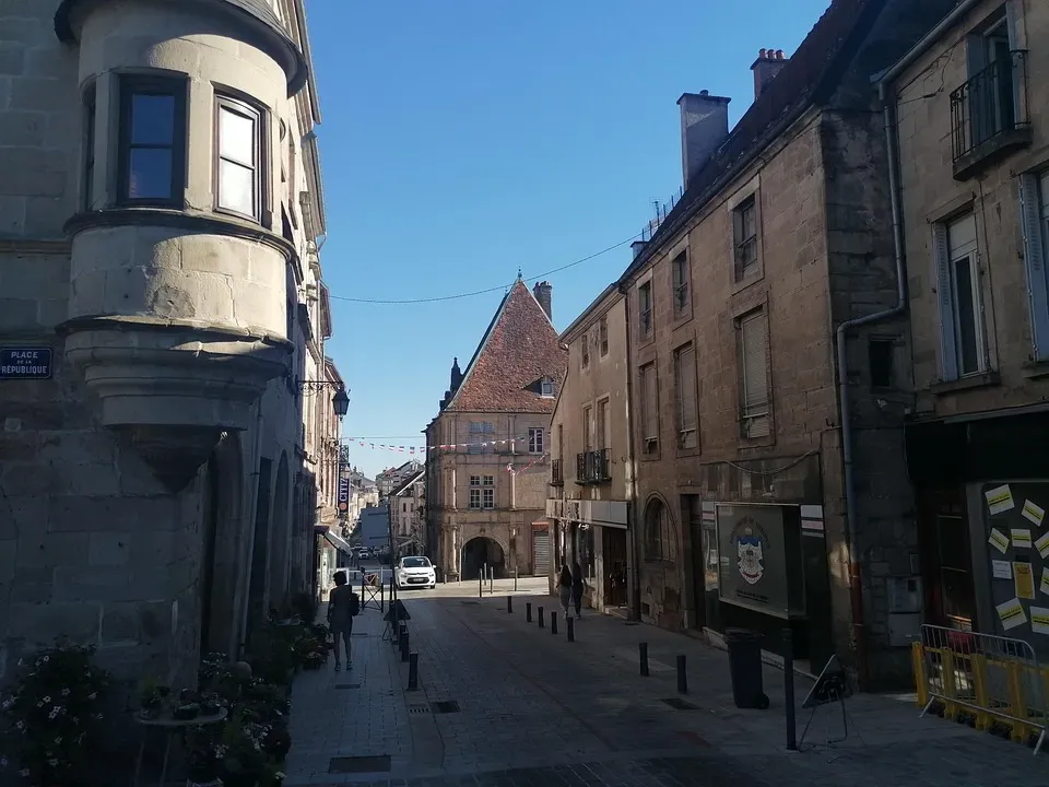 Rue historique de Luxeuil-les-Bains et ses façades en grès rose