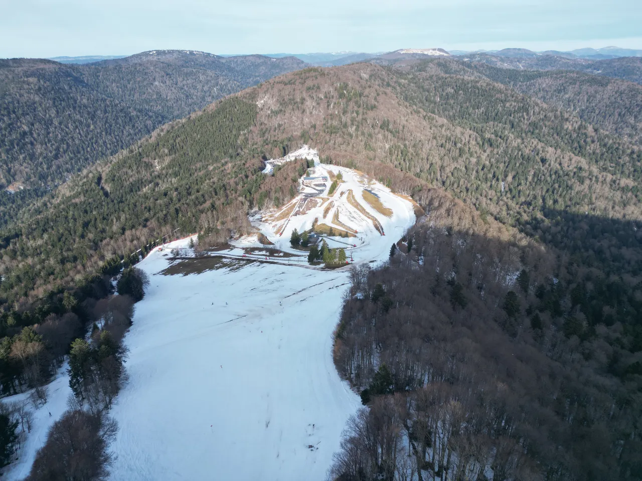 Vue aérienne de la station de la Planche des Belles Filles sous la neige